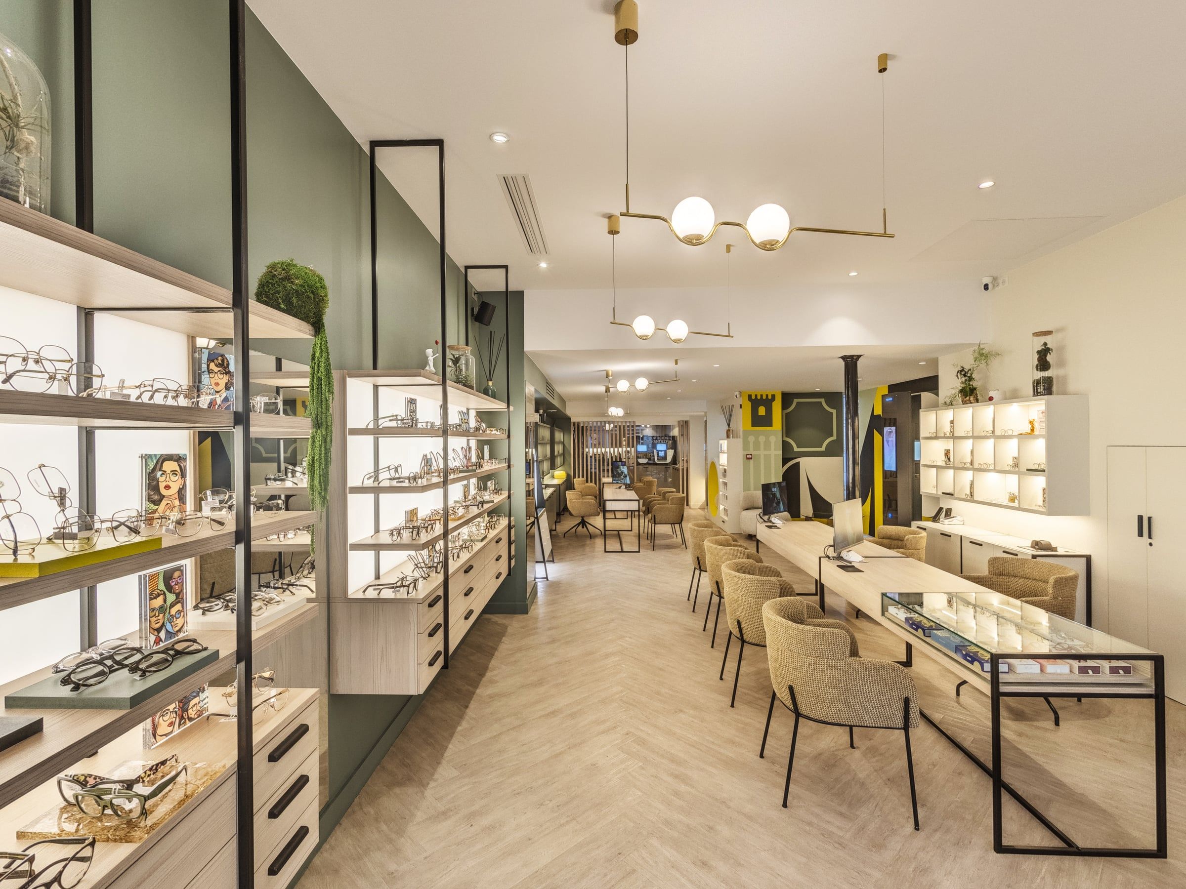 Magasin d'opticien aménagé par un architecte d'intérieur à Chantilly, présentoirs éclairés, comptoir d'essayage en rotin et parquet clair.
