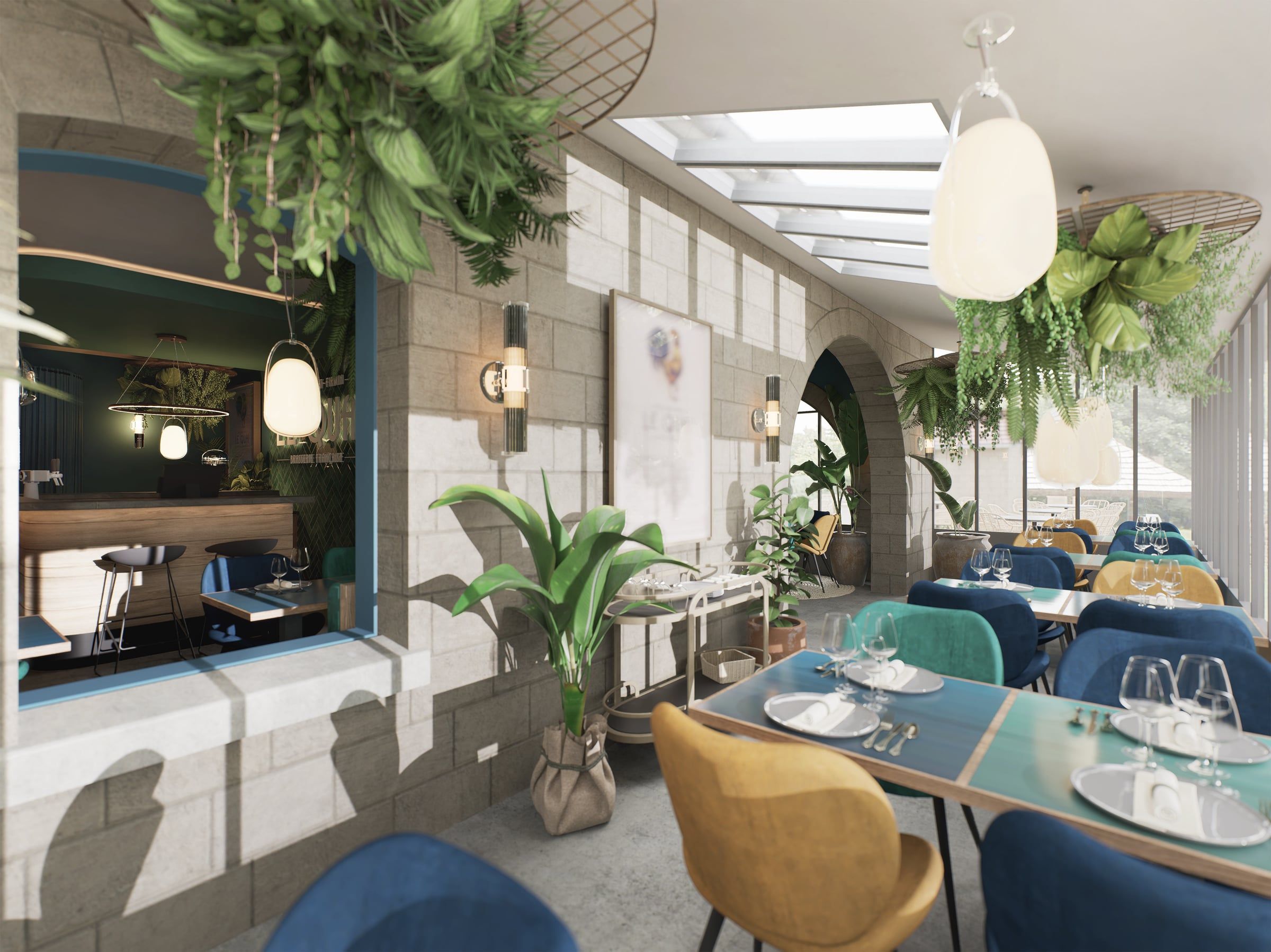 Salle vitrée ouverte sur le bar par une baie en pierre appareillée, verrière zénithale, appliques laiton et tables dressées sous les plantes.
